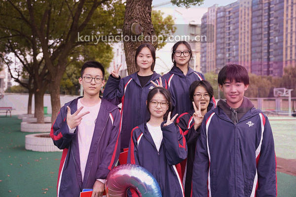 三个等距卡片代表视频、导航和订阅，用箭头连接